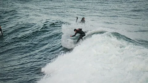 Catching a wave. Vídeos de archivo 338261661