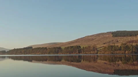 Catcleugh Reservoir Reflections in Winter 스톡 동영상 234445798
