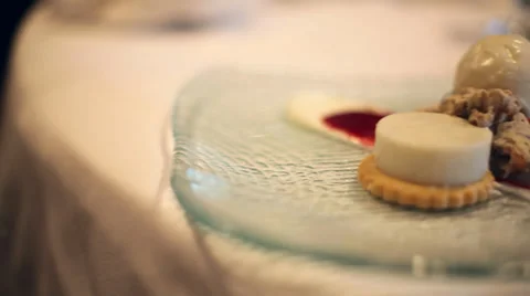 Catering dessert on plate Vídeos de archivo 35787311
