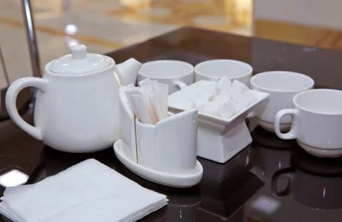 Catering - rows of cups served for tea table . Plasterboard, cutlery, toothbr Foto stock