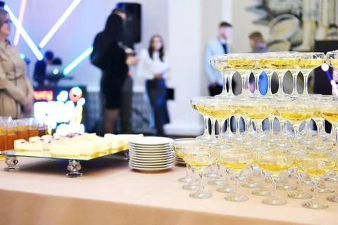 Catering work. Serving guests in the lobby of the concert hall before the s.. Stockfoto's