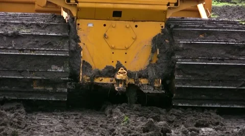 Caterpillar track close up on earth moving machinery in soft dirt site Video stock 47897254