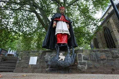 Cathedral chapter considers to replace sculpture of Cardinal Franz Hengsbach, Es Stock Photos