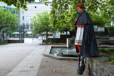Cathedral chapter considers to replace sculpture of Cardinal Franz Hengsbach, Es 스톡 사진