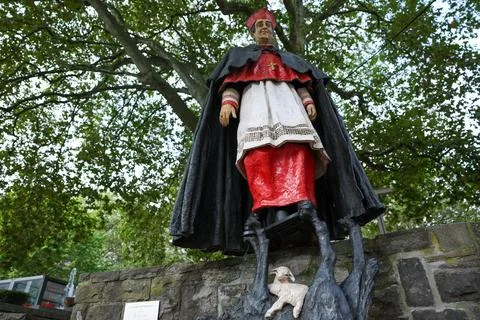 Cathedral chapter considers to replace sculpture of Cardinal Franz Hengsbach, Es Stock Photos