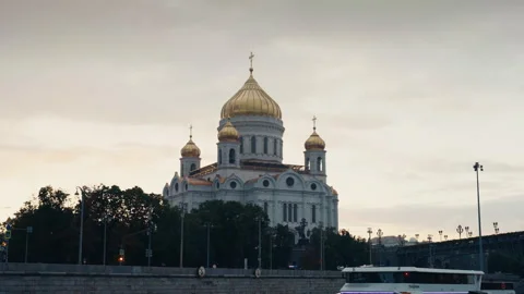 Cathedral of christ the saviour with moskva river traffic Stock-Footage 343710557