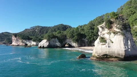 Cathedral Cove beach, slowly tracking towards the stunning cave, drone, 4k. Stockbeeldmateriaal 106937484