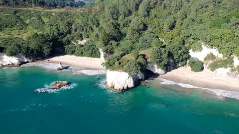 Cathedral Cove, NZ. Time lapse giving the impression the beach is 'breathing'. Stockbeeldmateriaal 106943817