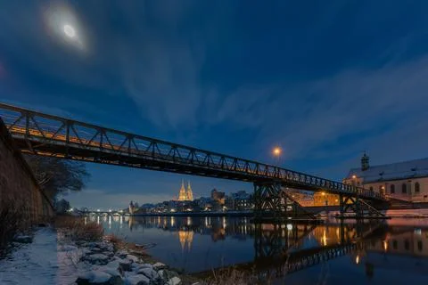 Cathedral, Eiserner Steg and old town of Regensburg on the danube river in wi Фото
