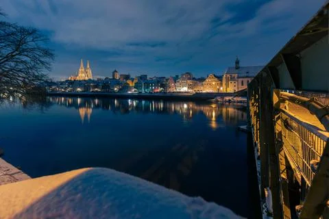 Cathedral, Eiserner Steg and old town of Regensburg on the danube river in wi Stockfoto's