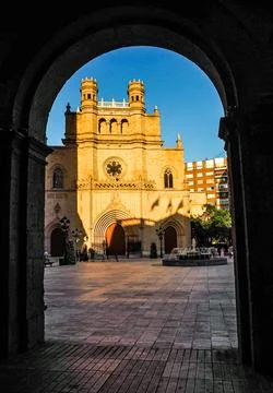 Cathedral framed by archway Fotos de archivo