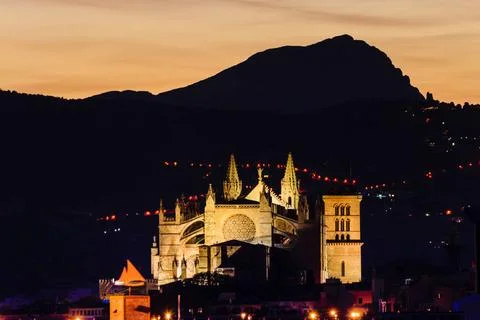 Cathedral of Mallorca with the puig Galatzo in the background Cathedral of... Stock Photos