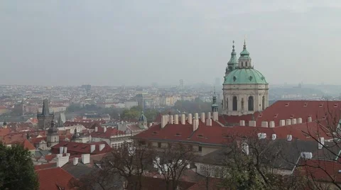 Cathedral Overlooking Prague Stockbeeldmateriaal 43264608