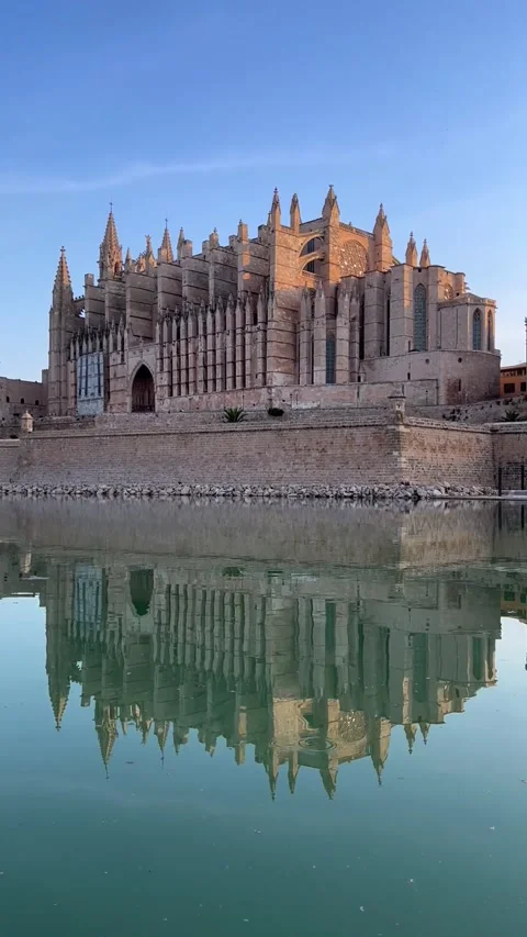 The cathedral of Palma de Mallorca is reflected in a pond. Stock Footage 323362915