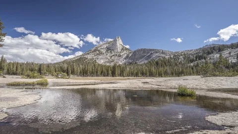 Cathedral Peak mirror lake cloud reflection time-lapse 1, California Vidéo 82046135