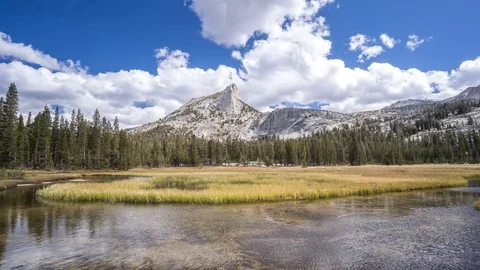 Cathedral Peak mirror lake cloud reflection time-lapse, Yosemite National Park Vidéo 82073593