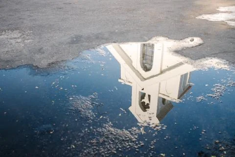 Cathedral reflected in the water 库存照片
