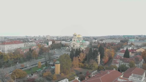 Cathedral Saint Aleksandar Nevski in Sofia, Bulgaria - Aerial view Vidéo 141878352
