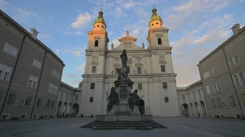 The Cathedral Square &amp; Statue of the Virgin Mary in Salzburg, Austria 스톡 동영상 137625606