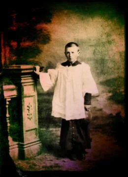 Catholic alter boy in cassock and surplice, tintype photo circa 1870 Illustrazione stock