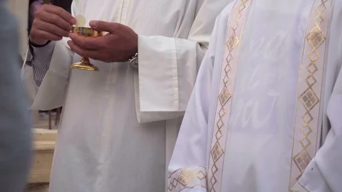 Catholic Priest  Distributes Communion Vídeo Stock 90308295