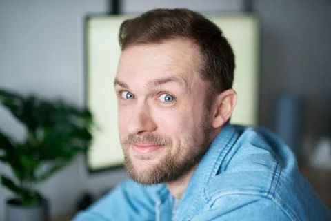 Caucasian bearded freelance software engineer or IT guy working in office 스톡 사진
