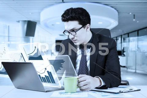 Caucasian businessman with virtual graph Stock Photos