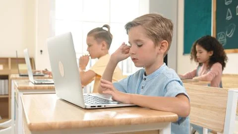 Caucasian child programing software system and learning about coding. Pedagogy. 스톡 사진