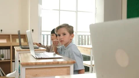 Caucasian child programing software system and learning about coding. Pedagogy. Stock-Fotos