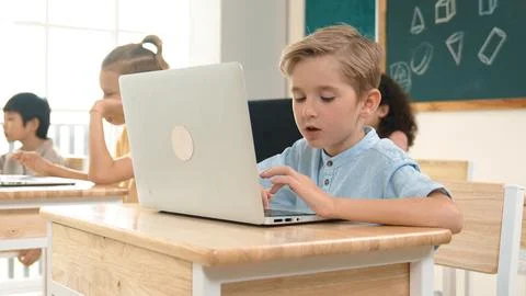 Caucasian child programing software system and learning about coding. Pedagogy. 스톡 사진