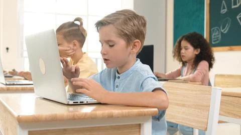 Caucasian child programing software system and learning about coding. Pedagogy. 스톡 사진