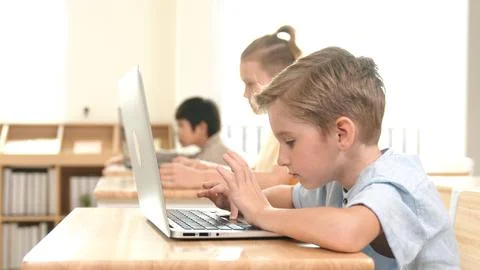 Caucasian child programing software system and learning about coding. Pedagogy. 스톡 사진