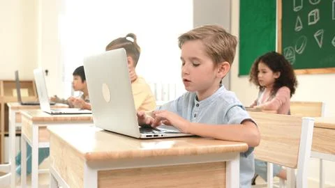 Caucasian child programing software system and learning about coding. Pedagogy. Stock-Fotos