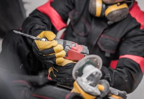 Caucasian Construction Contract with Power Tool. Drill Driver. Foto stock