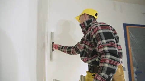 Caucasian Construction Worker Patching Drywall Walls Vídeos de archivo 154774322
