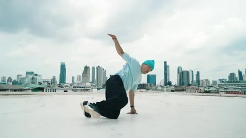 Caucasian energetic B-boy dancer practicing street dancing at rooftop. hiphop. 库存影片 274226860