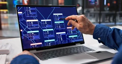 Caucasian Engineer Develops Advanced Cyber Security Software In Business Offi Foto stock