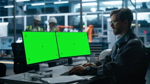 Caucasian Engineer Using Chromakey Computer At Factory Stockbeeldmateriaal 260694966