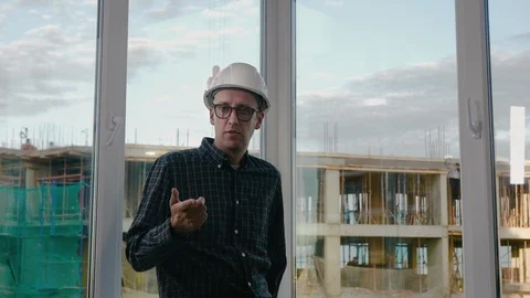 Caucasian engineer wearing white safty hat talking to camera. 스톡 동영상 114929906