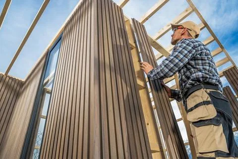 Caucasian General Construction Worker Building Small Modern Garden Shed Foto stock