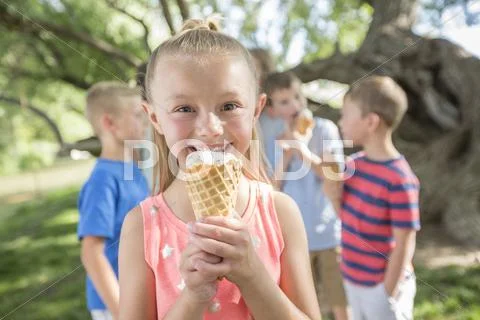 Caucasian girl eating ice cream cone Stock-Fotos
