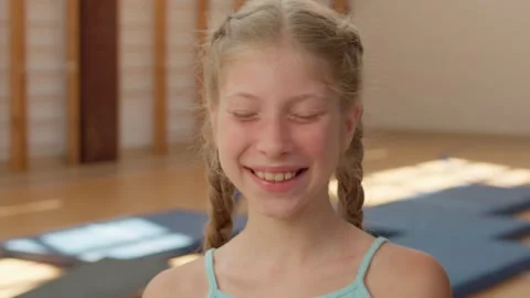 Caucasian girl teen child kid daughter little schoolgirl sport class education Vidéo 294263534