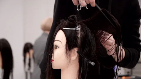 Caucasian guy in black clothes cuts the mannequin's hair 스톡 동영상 164178985