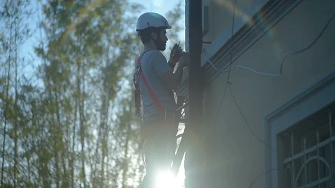 Caucasian laborer secures a cable Stock Footage 105329886