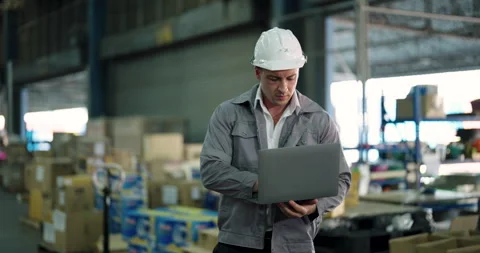 Caucasian male warehouse operator using laptop to check inventory tracking 스톡 동영상 331127361