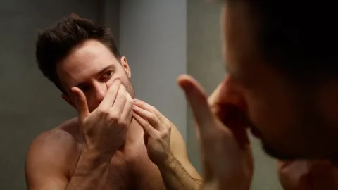 Caucasian man checking beard condition in the bathroom Stock-Footage 269129366
