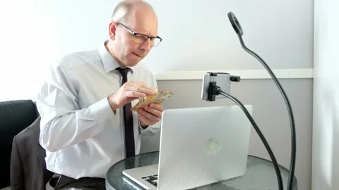 A Caucasian man counts a bundle of euro bills. 스톡 동영상 141673174
