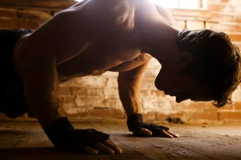 Caucasian man doing push-ups 库存照片