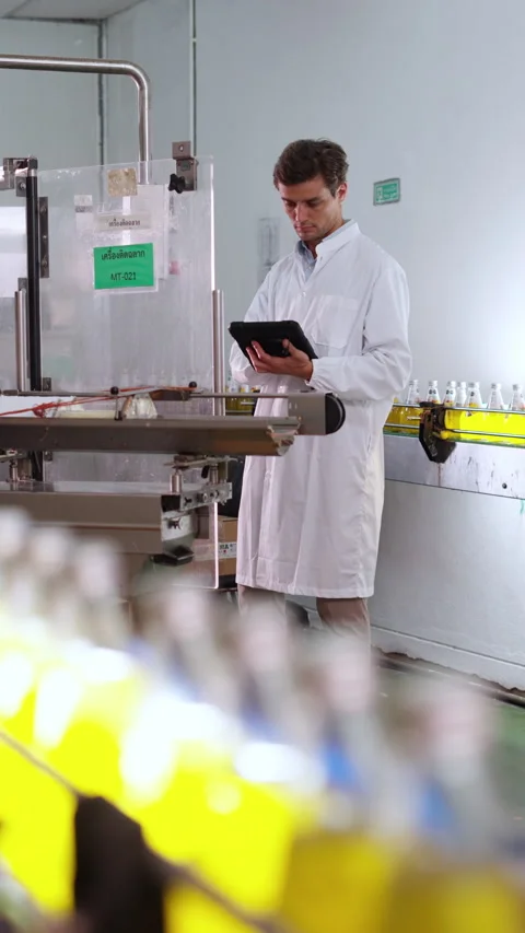 Caucasian man engineer using digital tablet and stylus to monitoring bevera.. Vídeos de archivo 347060011