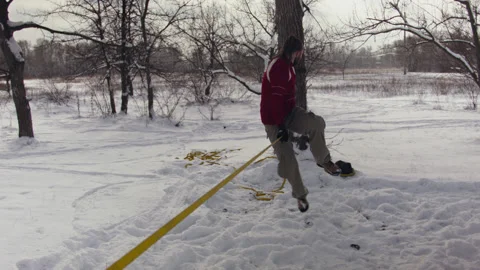Caucasian man practicing slackline in the winter forest. 스톡 동영상 147159434